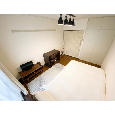 ユニオンマンスリー柿生２　304　1R・セミダブル☆◆インターネット固定回線（有線）無料の部屋◆おしゃれなフロアライト付き♪人気のデスク＆チェアのあるお部屋♪の物件画像