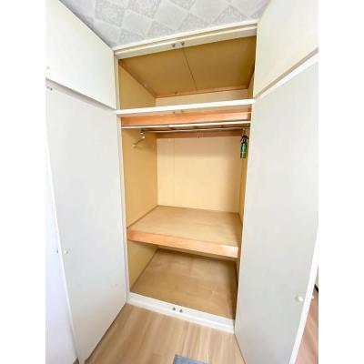 ●2026年4月5日から入居可●ユニオンマンスリー入間市２　202　1R・シングル☆眺めのいい快適なお部屋♪ソファ＆ローテーブル付きの快適生活空間♪収納たっぷりの２ドア冷蔵庫♪所沢駅・池袋駅まで乗換なの物件画像