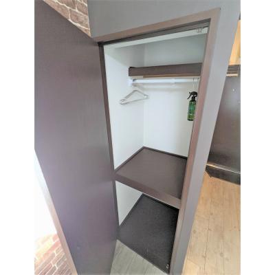 ユニオンマンスリー小田急鶴間２　104　1R・シングル☆人気の角部屋♪快適なソファ付き♪壁紙もおしゃれ♪の物件画像