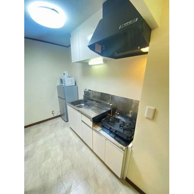 ●2026年5月3日から入居可●ユニオンマンスリー南鳩ヶ谷１　105　2K・ダブル☆人気の角部屋＆バストイレ別♪ソファ・ローテーブル完備＆洗濯機や冷蔵庫など生活家電のある広々33㎡のお部屋/後楽園の物件画像