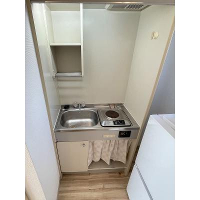 ユニオンマンスリー北越谷１　302　1R・セミダブル☆デスク・チェア完備＆冷蔵庫や洗濯機など生活家電のあるお部屋。北越谷駅　徒歩10分/東武伊勢崎線(スカイツリーライン)沿線の物件画像