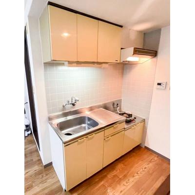 ユニオンマンスリー三軒茶屋１３　304　1R・シングル☆【禁煙ルーム】冷蔵庫や電子レンジなど生活家電完備♪ソファ・ローテーブルのあるお部屋の物件画像