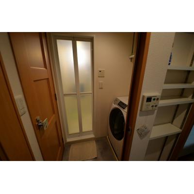 EP梅田EAST　③【NET無料（有線・無線Ｗｉ-Ｆｉ）、ペット飼育相談可、ドラム式洗濯乾燥機・３２型液晶TV・ブルーレイ完備！】の物件写真3