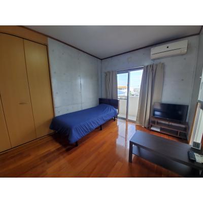 【エアコン】【キーレス】【室内禁煙】 ★千葉ロッテマリーンズのキャンプ地★石垣市運動公園まで徒歩1分 ファミリーマート石垣屋島店まで約250ｍ、かねひでまで約750ｍ みんさー工芸館前バス停まで徒歩5の物件画像