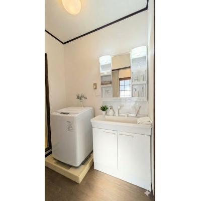 淡路島・淡路ICから車７分　駐車場１台込🚙ジェノバ発着港徒歩4分🚢広々１LDK✨Wifi無料👍スマートTV【M046】の物件画像