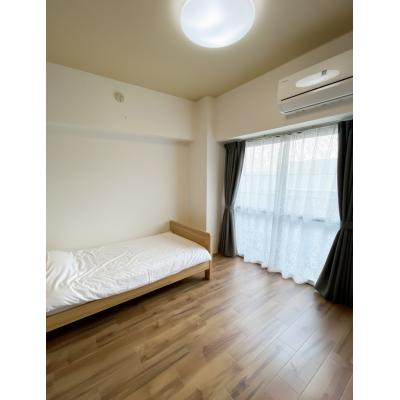 【J’sマンスリーつつじヶ丘 302】厚さ25㎝超高密度ポケットコイルマットレス使用！駅徒歩4分、新宿駅まで乗換無し！アクセス良好☆【インターネット無料】の物件画像