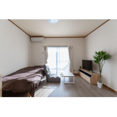 コンビニ徒歩2分✨駐車場広々！家具家電完備✨TM86の物件画像