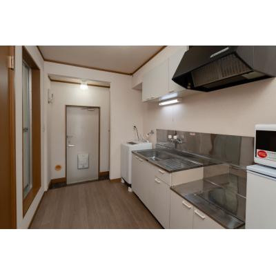 コンビニ徒歩2分✨駐車場広々！家具家電完備✨TM86の物件画像