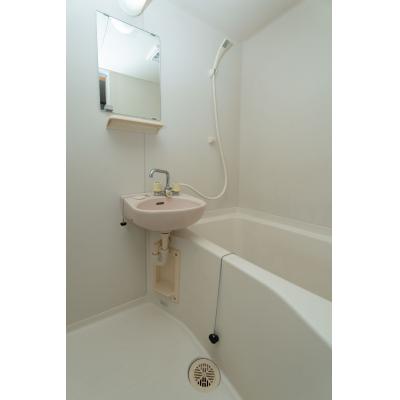 コンビニ徒歩2分✨駐車場広々！家具家電完備✨TM86の物件画像