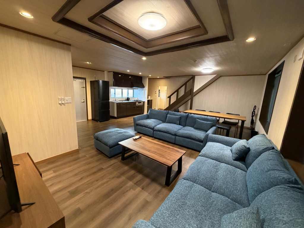 マンスリーリブマックス沖縄市諸見里ビクトリーランド◇『駐車場付・3LDKメゾネット・140㎡・フォースベッド・ダーツ・麻雀卓』≪プレミアムシリーズ≫の物件画像