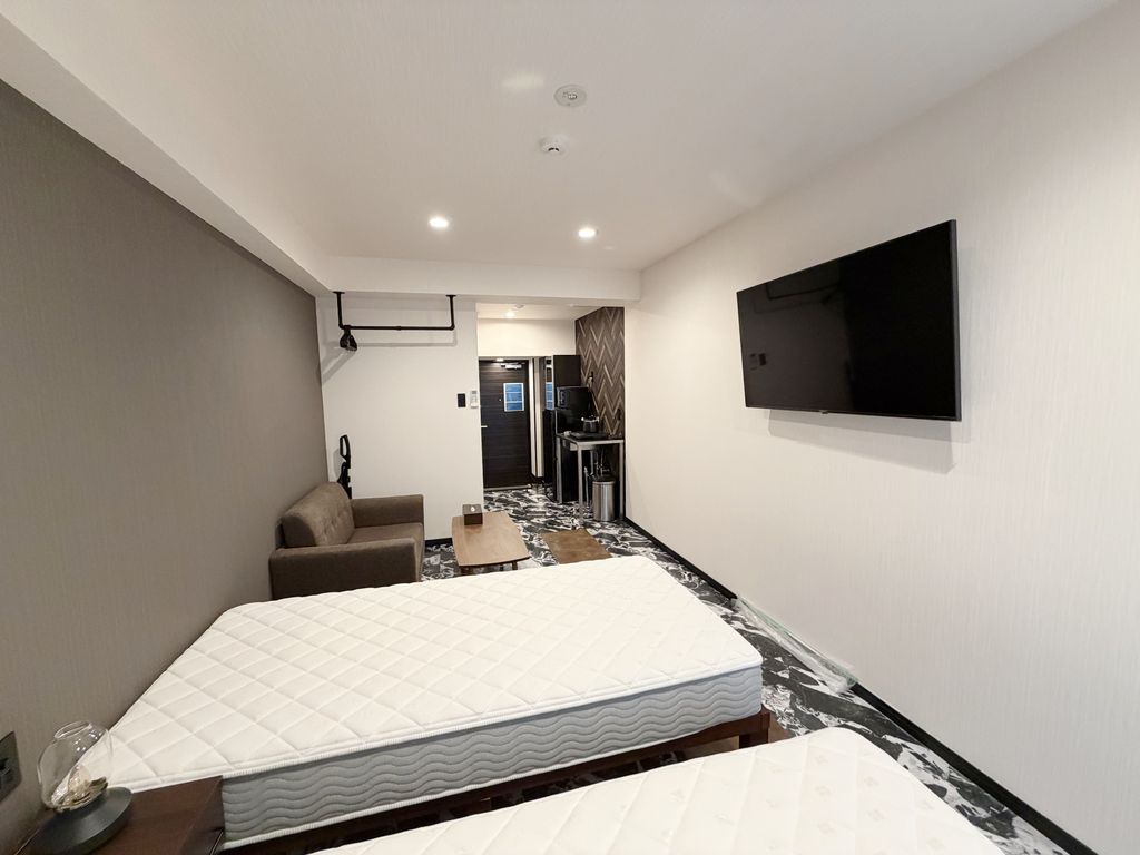 グッドステイ那覇松山ウッドサイド『WI-FI完備・50型TV・禁煙部屋・ツインベッド・ドラム式洗濯機・洗浄機能付便座』の物件画像