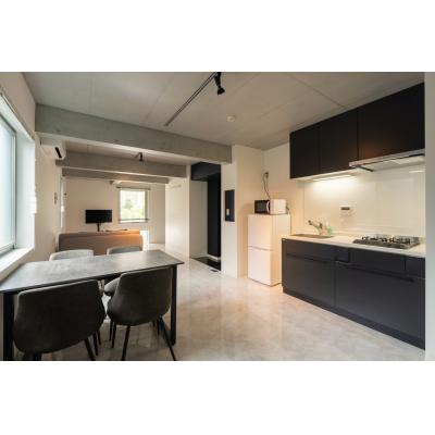 駅から徒歩3分！／オシャレなデザイナーズ／家具家電・備品完備／LUXE南青山 201の物件画像