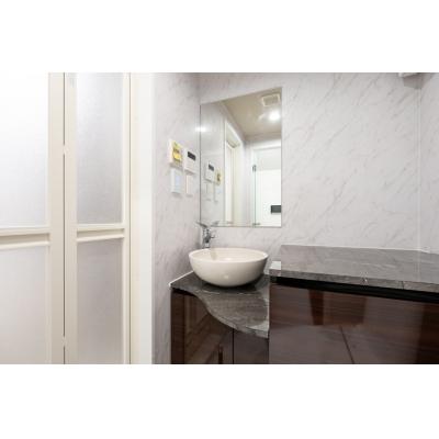 新宿まで電車で約5分と好アクセス/コンビニやレストランが充実/LaVie四谷 401の物件画像