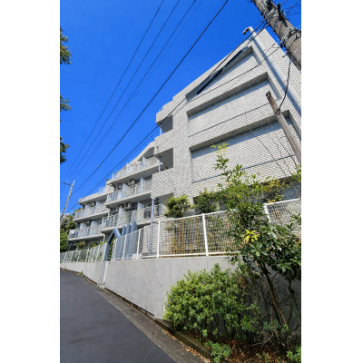 【J’sマンスリー新百合ヶ丘 302】6月3日～入居可🌟厚さ20㎝高密度ポケットコイルマットレス使用！最寄り駅徒歩4分・新宿駅まで約23分、乗換無し！アクセス良好☆【インターネット無料】の物件画像