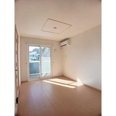 エアリー 102【管理NO：1-015703301-01020】 ★家具家電は申し込み後に搬入します★の物件画像