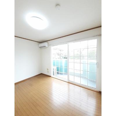 シャンゼリゼ弐番館 102【管理NO：1-009378501-01020】 ★家具家電は申し込み後に搬入します★の物件画像