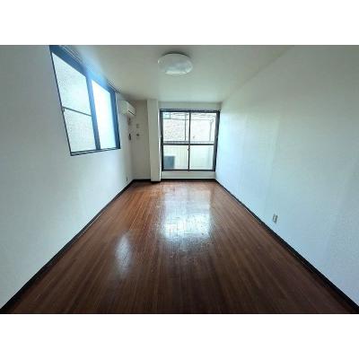 ユニオンマンスリー久米川３　201　1K・セミダブル☆【禁煙ルーム】人気の角部屋！安心のモニター付きインターフォン完備/ソファー・ローテーブル＆たっぷり収納2ドア冷蔵庫など生活家電のあるお部屋の物件画像