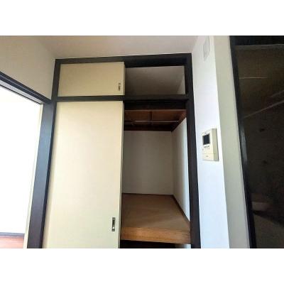 ユニオンマンスリー久米川３　201　1K・セミダブル☆【禁煙ルーム】人気の角部屋！安心のモニター付きインターフォン完備/ソファー・ローテーブル＆たっぷり収納2ドア冷蔵庫など生活家電のあるお部屋の物件画像