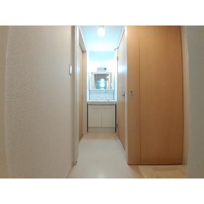 フロントリヴァーＣ 102【管理NO：1-019975403-01020】 ★家具家電は申し込み後に搬入します★の物件画像