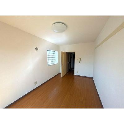 ユニオンマンスリー西川口８　301　1K・セミダブル☆【禁煙ルーム】人気の角部屋！便利な宅配ボックス付き！ソファ＆ローテーブル＆たっぷり収納2ドア冷蔵庫など生活家電のあるお部屋の物件画像