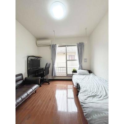 【人気の禁煙ルーム】即入居可、近隣にスーパー2ヵ所・コンビニ3ヵ所、ネット無料、食器・洗剤タオル等オプション完備、ネット接続テレビ付き、リモートワーク可の間取り図